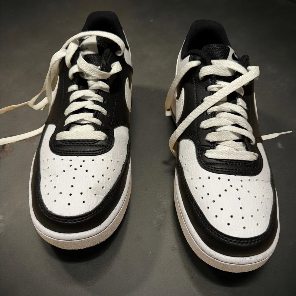 Nike Men’s Black and White Low-Top Sneakers
